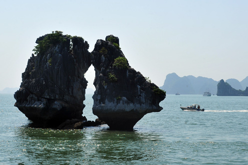 Hòn Trống Mái vịnh Hạ Long