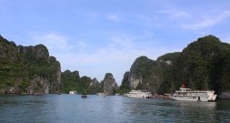 Bên ngoài hang Sửng Sốt trên Vịnh Hạ Long