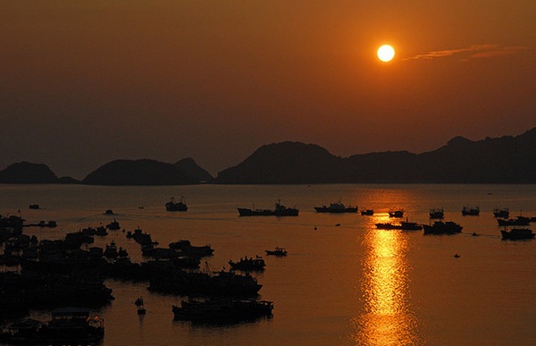Cảnh hoàng hôn trên đảo Cát Bà
